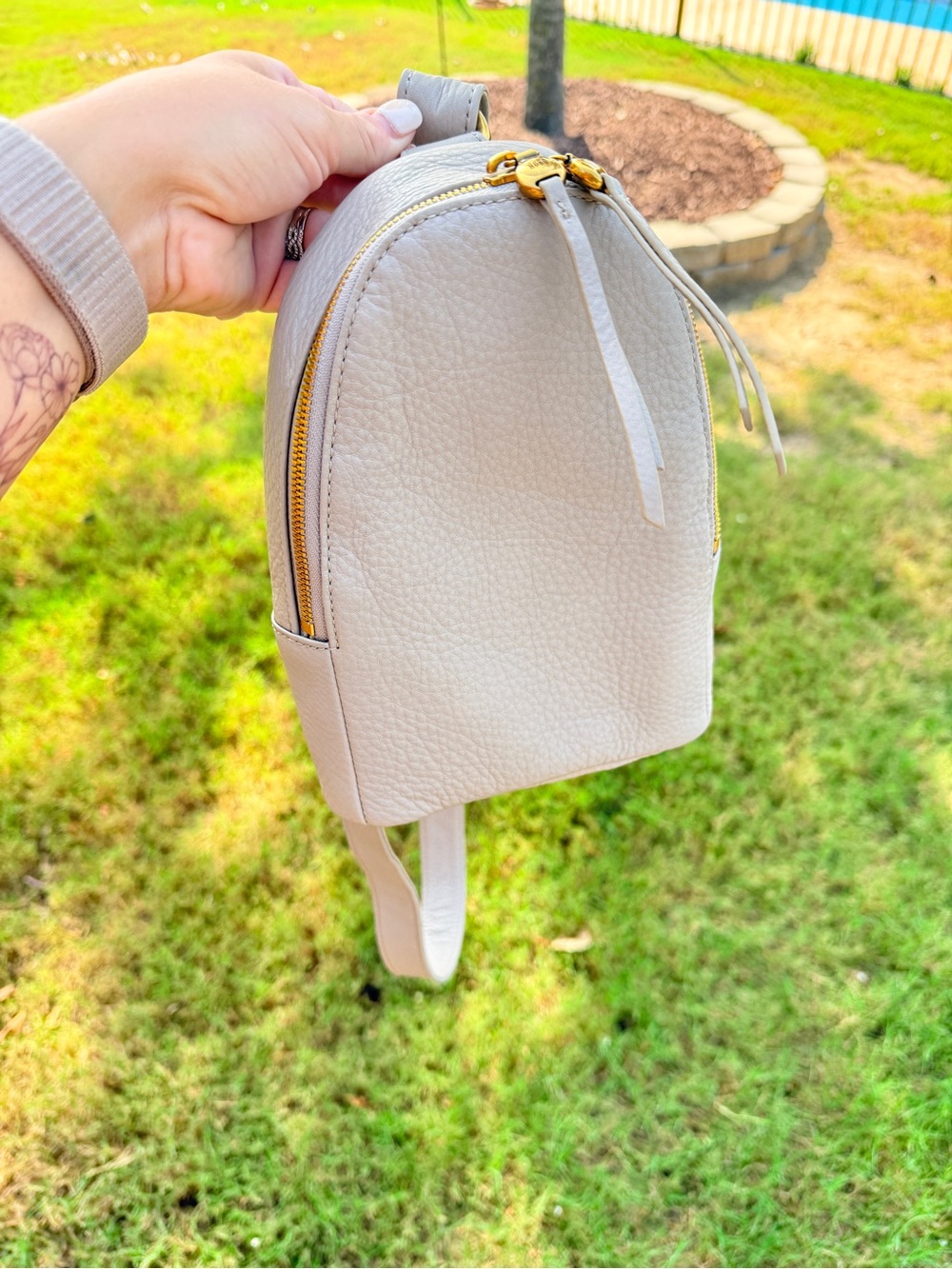HOBO FERN SLING TAUPE NWOT - Picture 2 of 5
